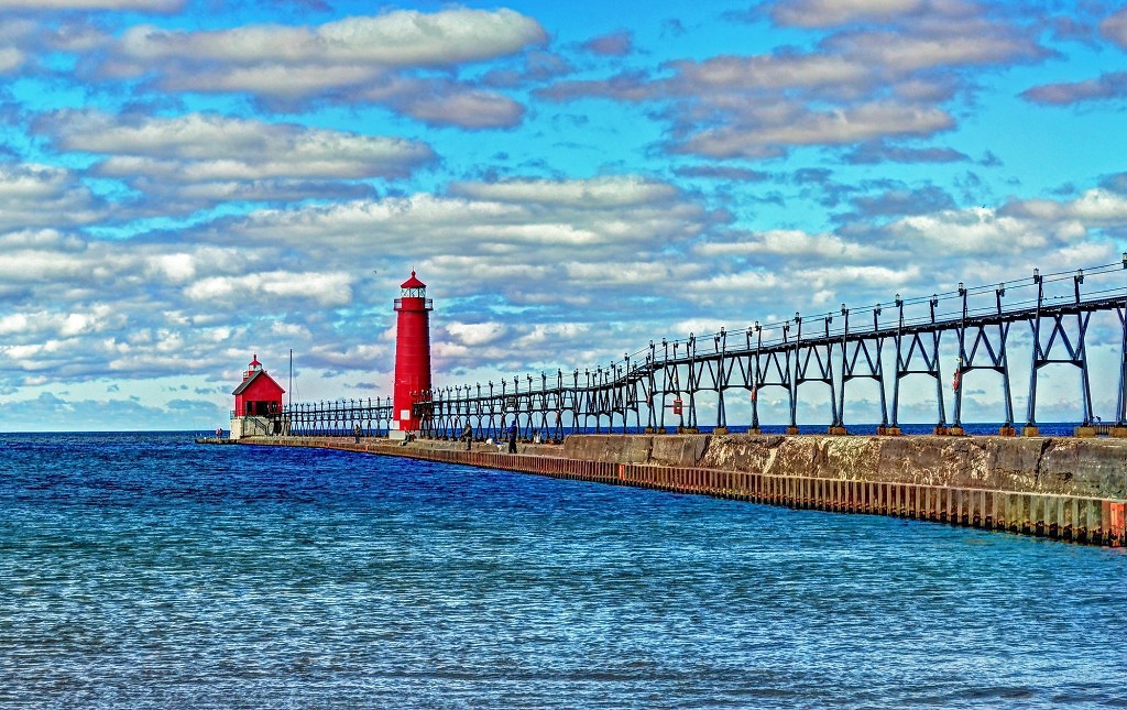 Grand Haven South Pierhead Entance Light and Inner Light on Lake Michigan.jpgBy AcrylicArtist Morguefile.com